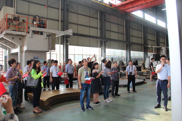 30多家國內(nèi)主流媒體來我公司開展“共舞長(zhǎng)江經(jīng)濟(jì)帶”網(wǎng)絡(luò)主題活動(dòng)(圖2)